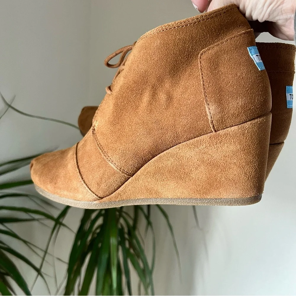 TOMS cute  Desert Bootie Wedge size 9.5 Chestnut suede New with original…